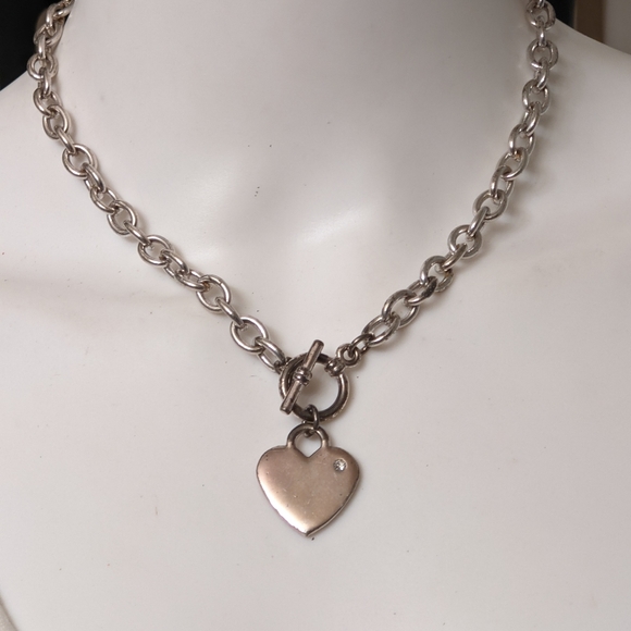 Jewelry - Silvertone heart toggle necklace